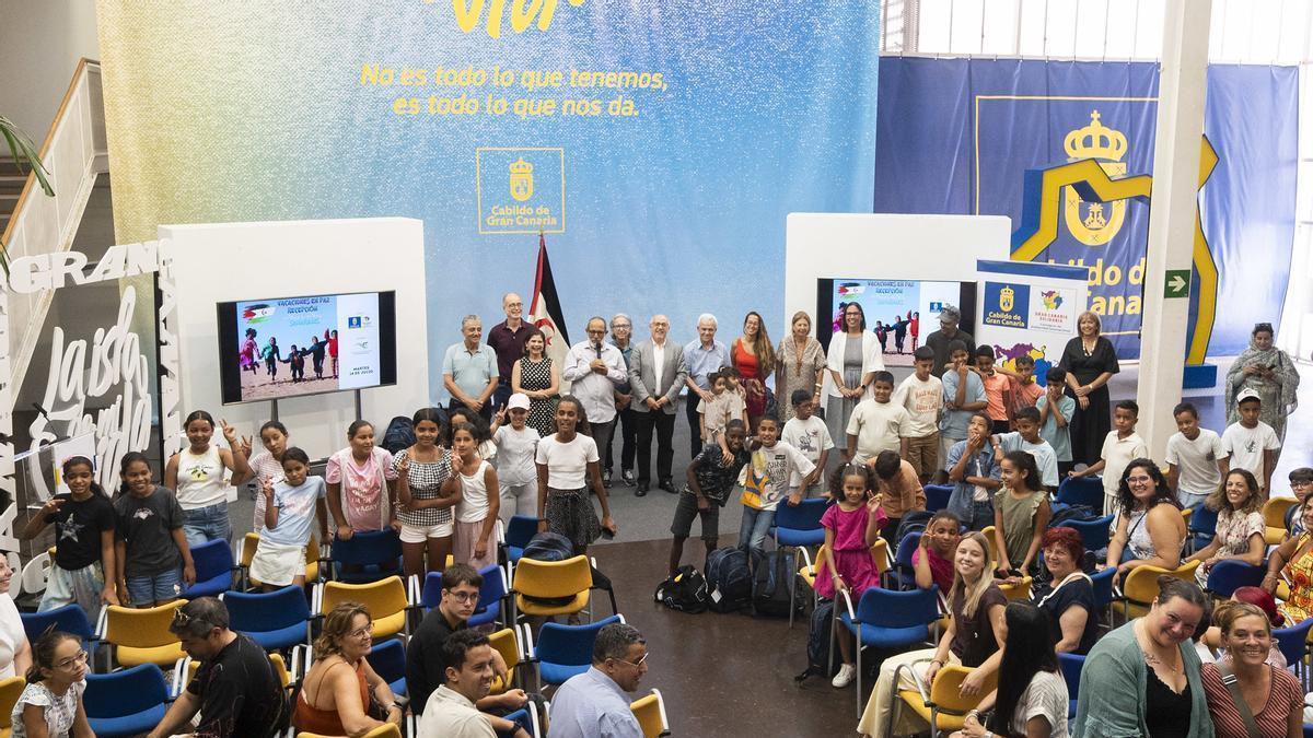 Un momento de la bienvenida dispensada a los niños y niñas saharauis en el Cabildo de Gran Canaria
