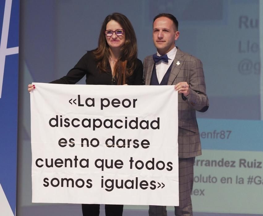 Mónica Oltra y Azorín mostraron una pancarta durante la gala.