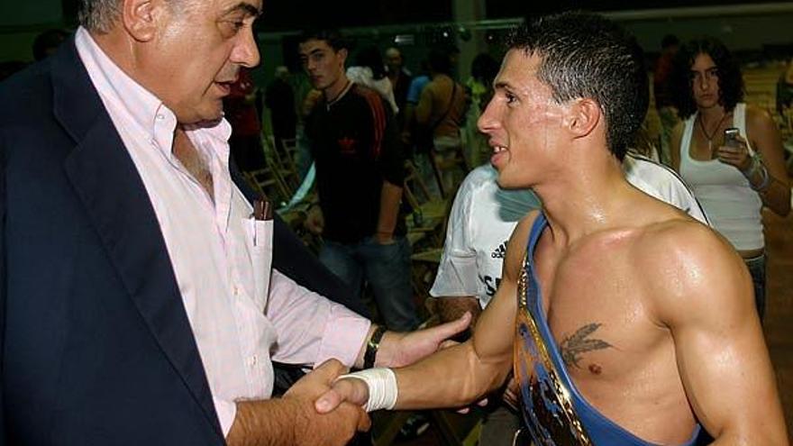 Lorenzo Sanz saluda al púgil vigués Ivan Pozo durante una de sus visitas a la ciudad.