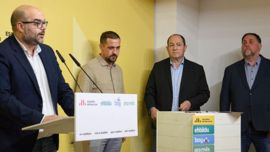 Rubén Cela con los responsables de Ara Més, Bildu y ERC, ayer, en Barcelona.   | // ALBERTO PAREDES/EUROPA PRESS