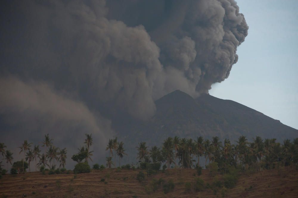 El martes el volcán expulsó una nube de vapor negro de 700 metros en la primera erupción de tipo no magmático desde las de 1963 y 1964.En ese período las erupciones duraron casi un año y causaron más de 1.100 muertos.
