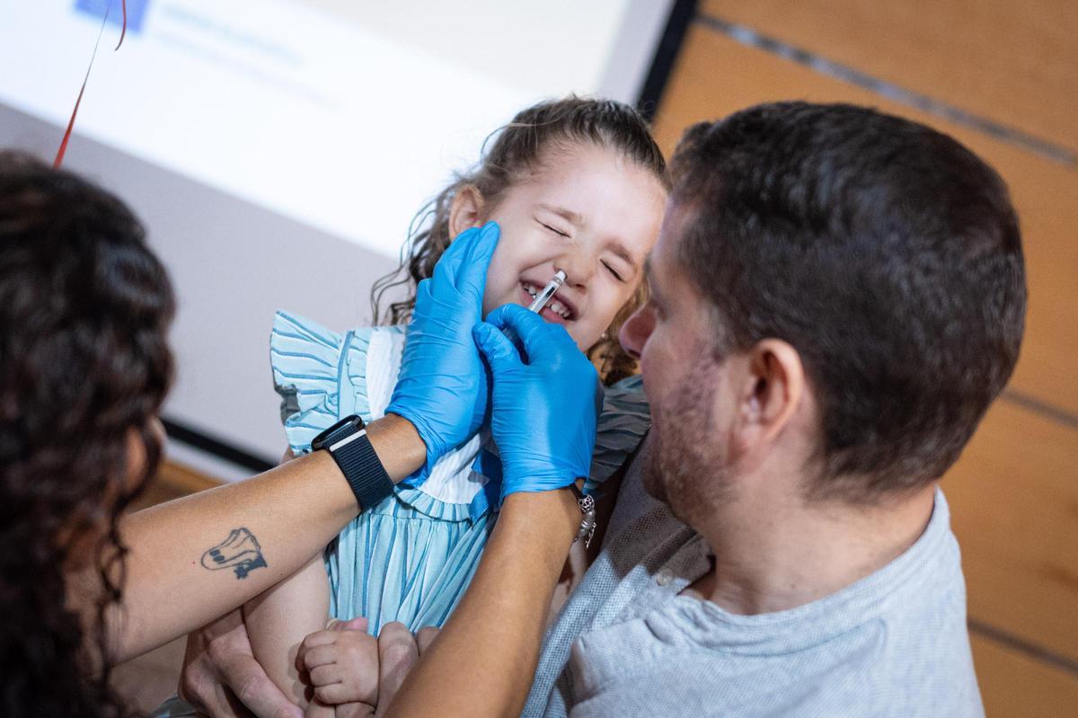Una niña recibe la inmunización intranasal de la gripe en esta campaña.