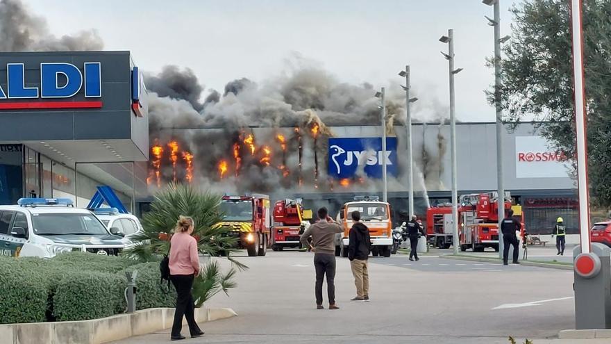 Alarma por un gran incendio en un almacén de muebles en Manacor