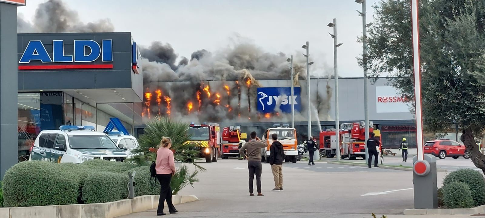 Alarma por un gran incendio en un almacén de muebles en Manacor