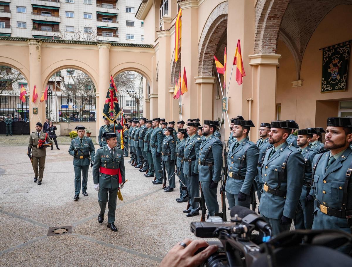 El general de división José Manuel Santiago Marín pasa revista por última vez en la comandancia de la Guardia Civil en Badajoz.