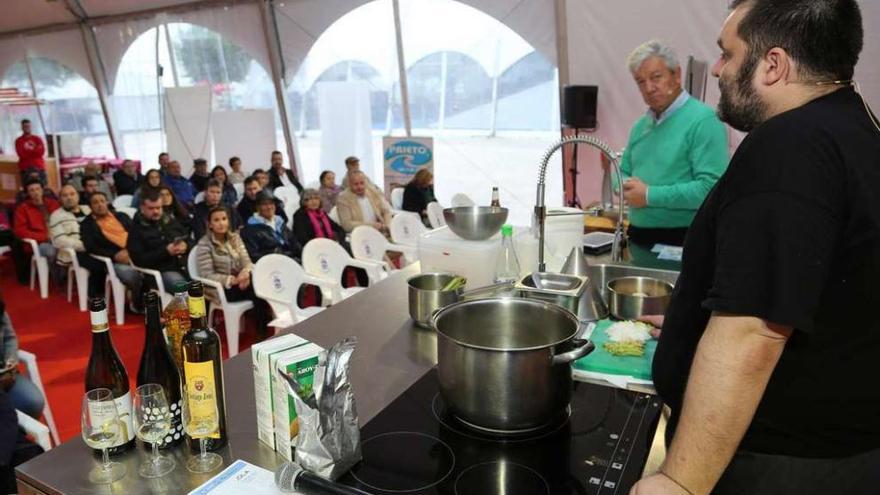 En el &quot;show-cooking&quot; de ayer se prepararon navajas con &quot;canaíllas&quot; y erizos de mar. // Muñiz