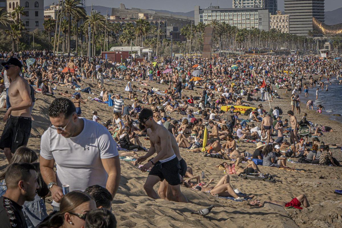 Playa de San Sebastian, San Miquel y la Barceloneta a tope en pleno abril