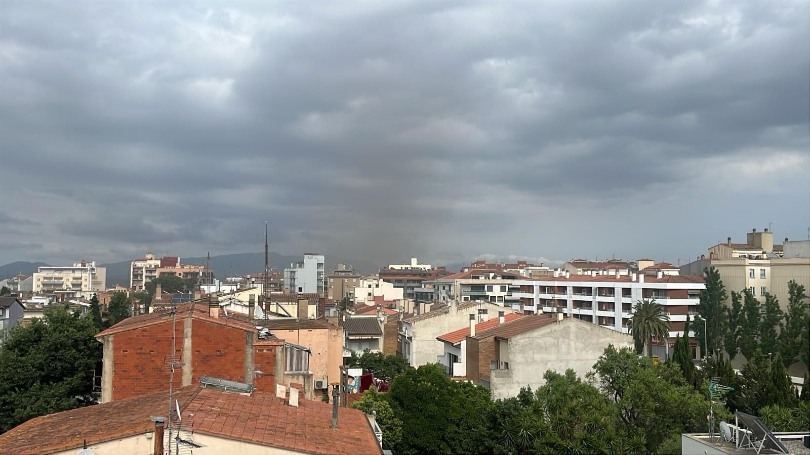 Les imatges de l'incendi en una perruqueria de Figueres