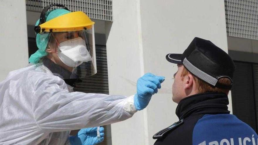 Un sanitario efectuando las pruebas para detectar el coronavirus a un policia Municipal de Madrid.