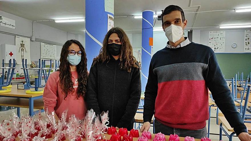 Las alumnas Isabel y Cristina junto a su profesor, Carlos Vázquez.