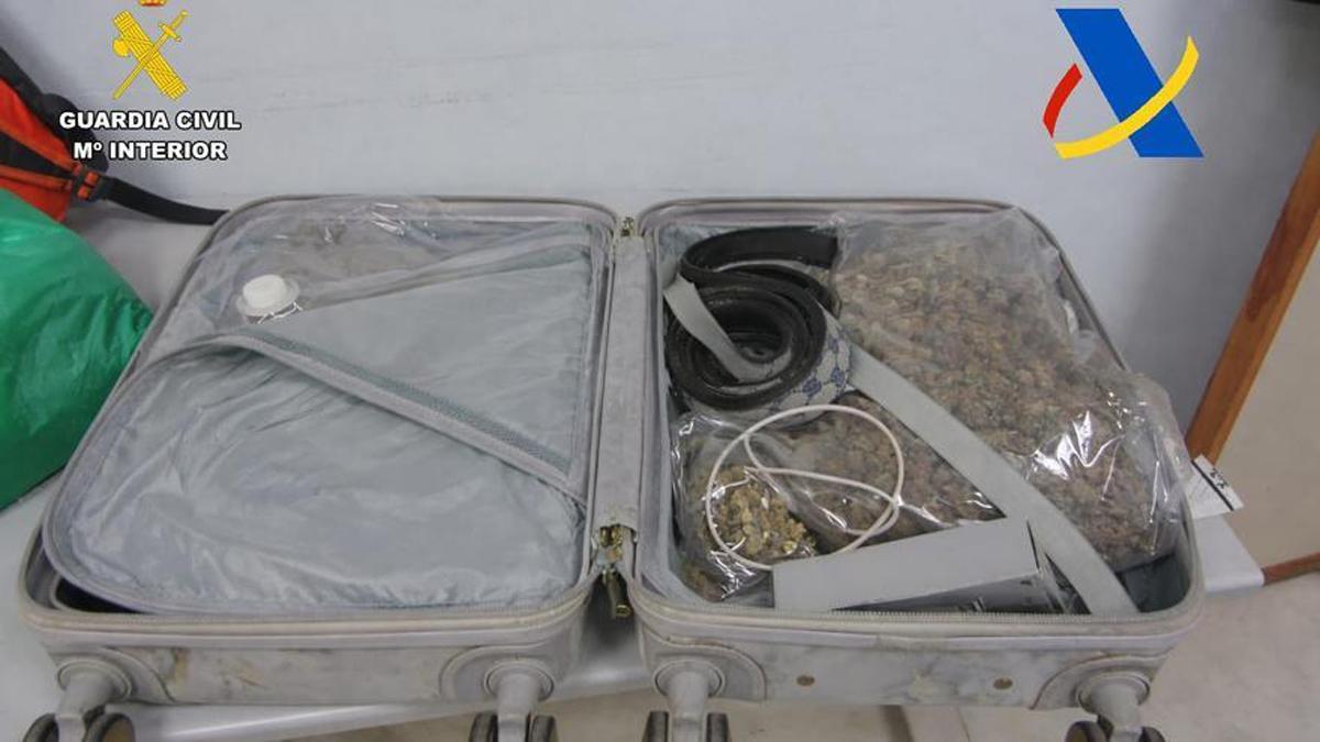 Material incautado en la operación llevada a cabo en el aeropuerto de Melilla.