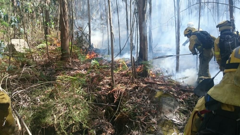 Labores de extinción en San Cibrán // G.Núñez