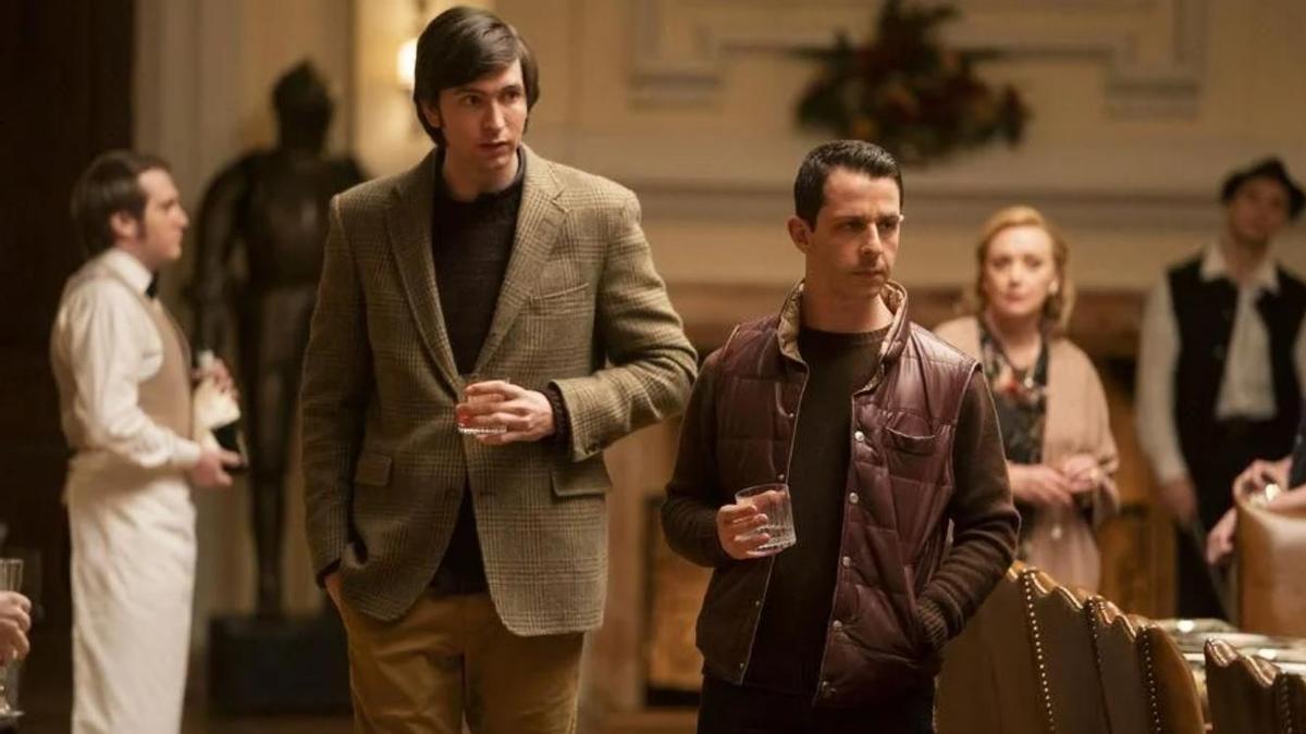 Greg y Kendall (Nicholas Braun y Jeremy Strong), miembros de la saga milmillonaria que retrata 'Succession'.