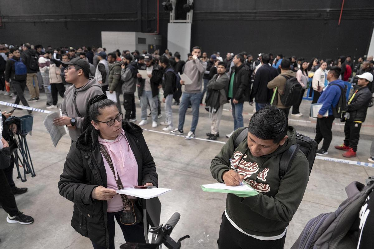 Unas 3000 personas migrantes hacen cola en La Farga de L'Hospitalet para pedir la regularización