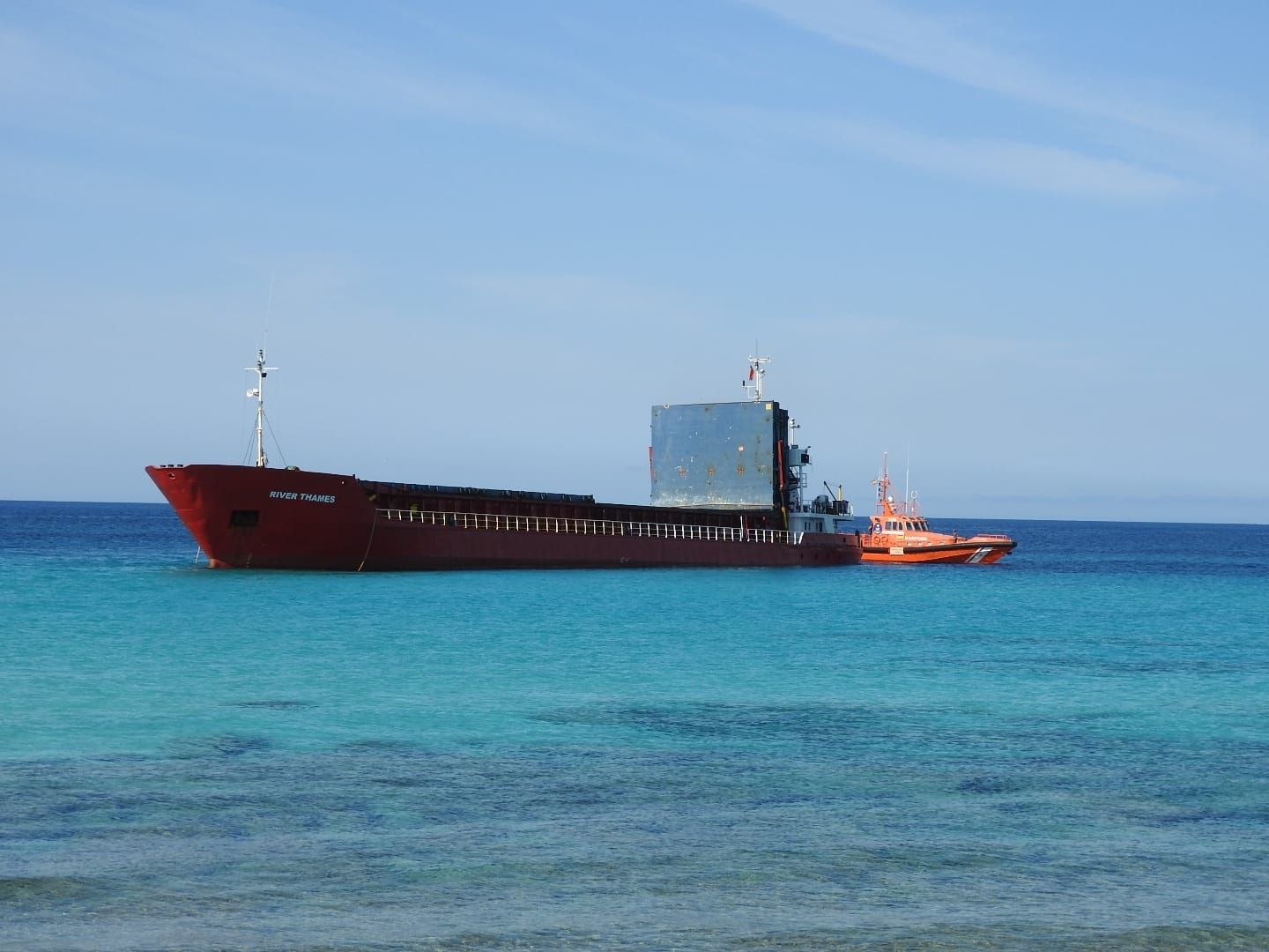 Un buque mercante encalla en una playa de Formentera