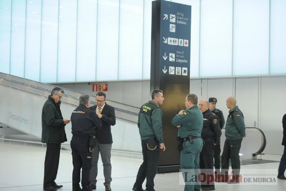 El delegado del Gobierno visita el aeropuerto de Corvera