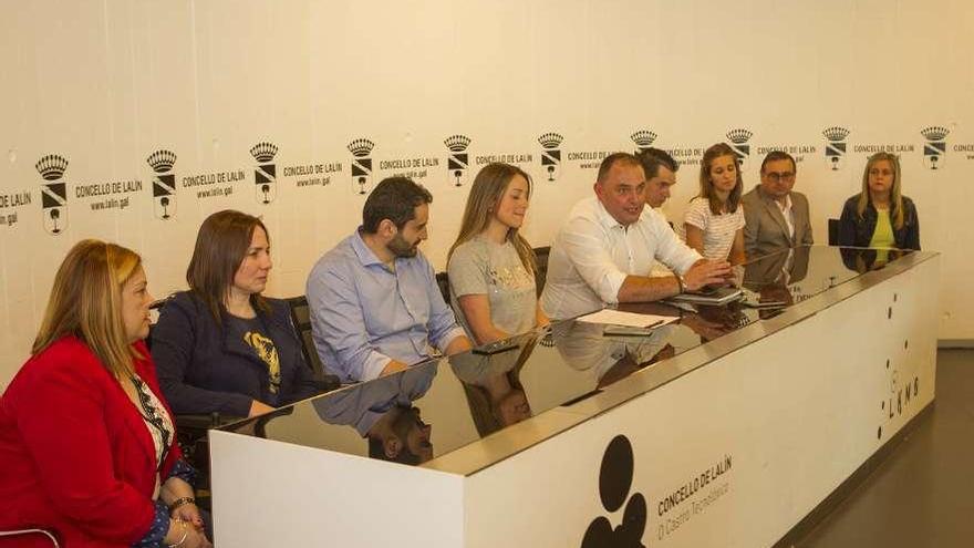 José Luis Fernández Romero (en el centro), junto a concejales y miembros de la comisión. // Bernabé/A.Agra