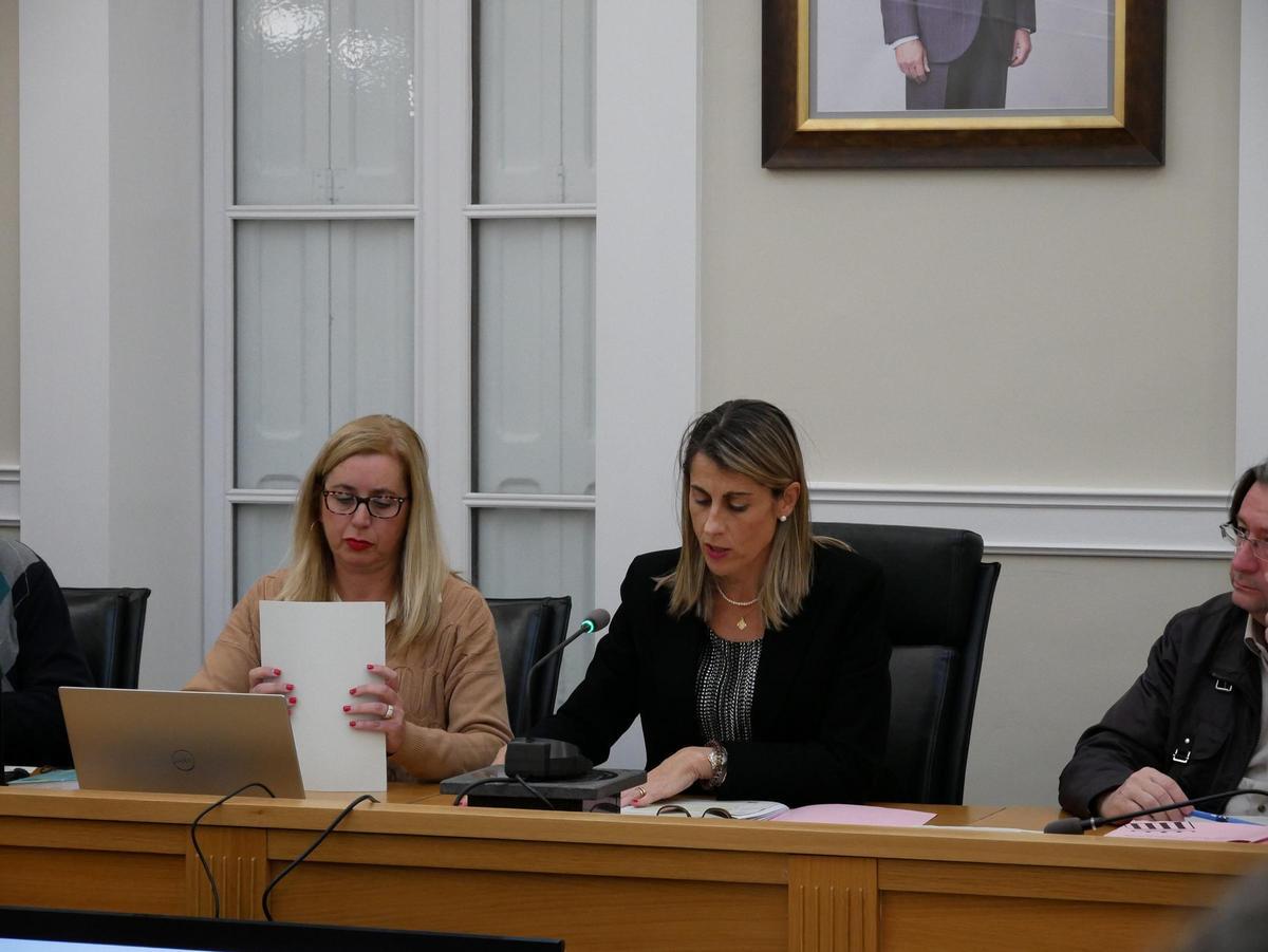 La edil de Emergencias Gema Escolano junto a la alcaldesa Lourdes Aznar en un pleno