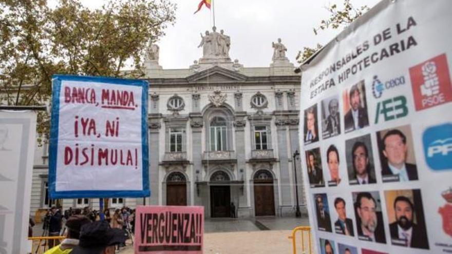 Concentració d&#039;afectats a les portes del Tribunal Suprem