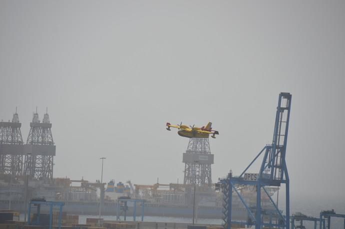 Los hidroaviones cargan agua en el Puerto de Las Palmas - Incendio Gran Canaria 2019