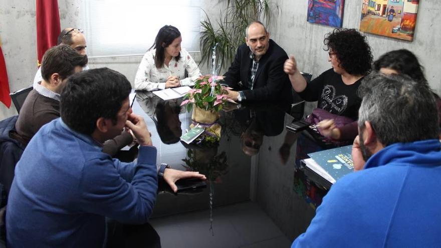 Representantes de los padres y del Ayuntamiento mantuvieron ayer una reunión con la Consejería.