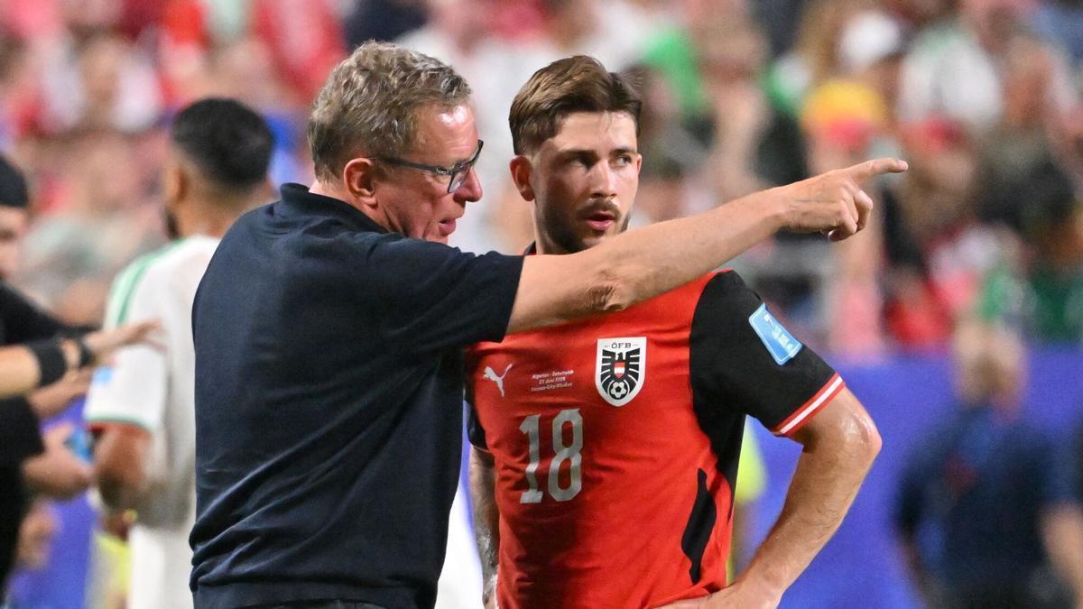 Ralf Rangnick, seleccionador de Austria, junto a Romano Schmid.