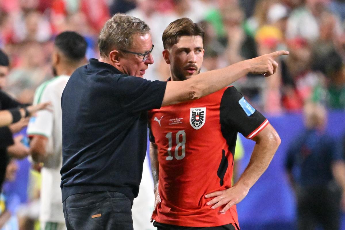 Ralf Rangnick, seleccionador de Austria, junto a Romano Schmid.