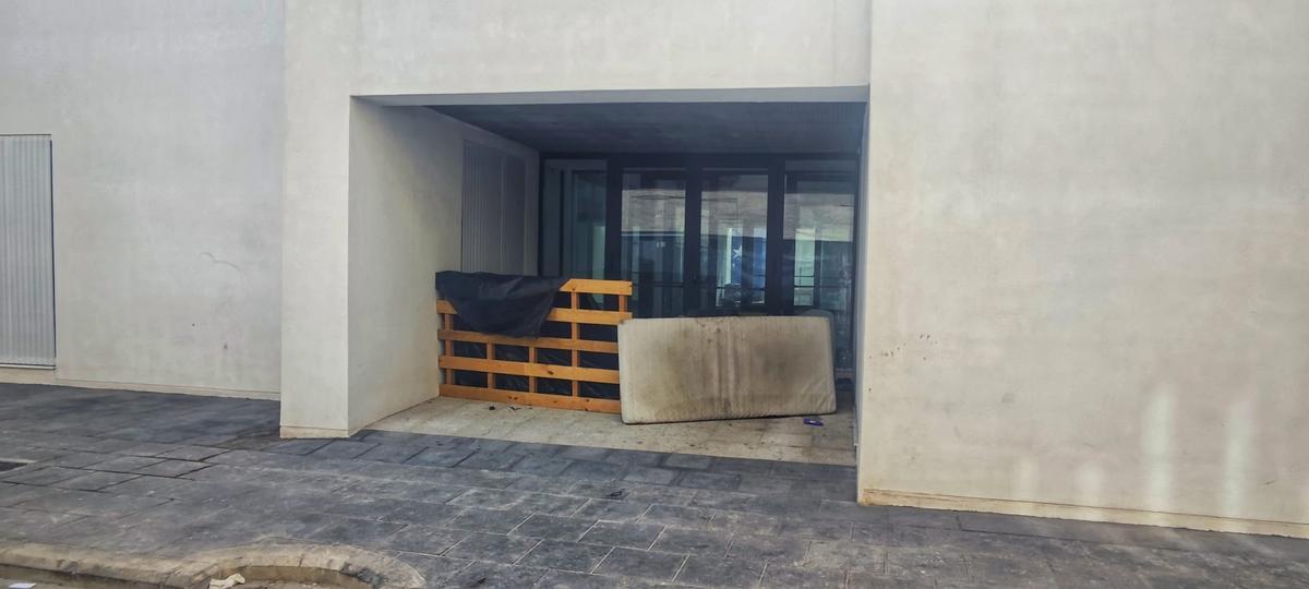 Enseres de las personas "sinhogar" a las puertas del centro cívico