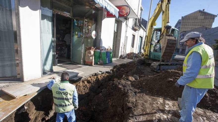 Trabajos de conexión de la nueva traída, ayer, en Fernando Conde, junto a Villabrasil. // Bernabé / Cris M.V.