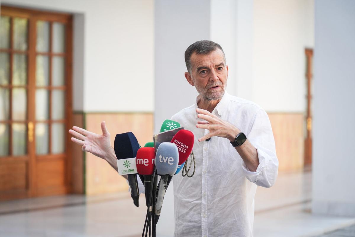 14/07/2026 El portavoz del Grupo Parlamentario Por Andalucía, Antonio Maíllo, ofrece una rueda de prensa sobre asuntos de actualidad en el Patio de Prensa del Parlamento de Andalucía. A 14 de julio de 2026 en Sevilla (Andalucía, España). El coordinador federal de Izquierda Unida (IU), Antonio Maíllo, ha considerado este martes que el expresidente del Gobierno Mariano Rajoy ha demostrado que "ser presidente del Gobierno no te exime de decir estupideces e imbecilidades", y que "debe pedir perdón" sobre su comentario en relación a la selección francesa de fútbol incluida en una columna suya publicada en el diario digital 'El Debate'. POLITICA María José López - Europa Press