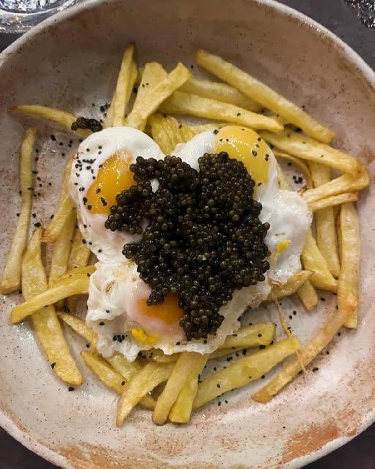 Patatas con huevos de corral y caviar, una de las especialidades de La Terrazita