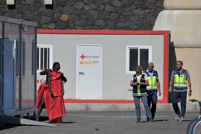 Salvamento auxilia a un cayuco con 131 personas que llega escorado a El Hierro