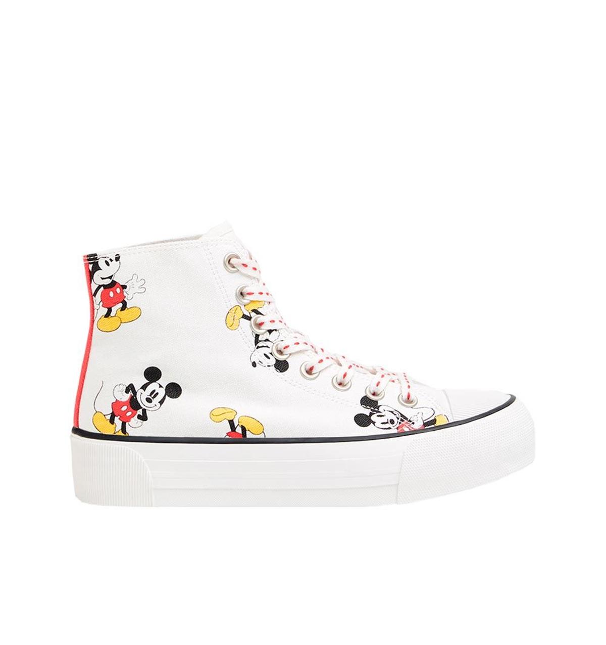 Zapatilla alta de lona de la colección de Mickey Mouse de Bershka. (Precio: 35,99 euros)