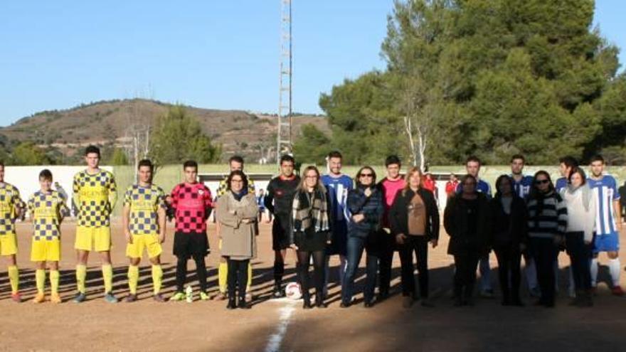 Homenaje a las mujeres en el campo municipal de fútbol de la Maladitja de Gilet.