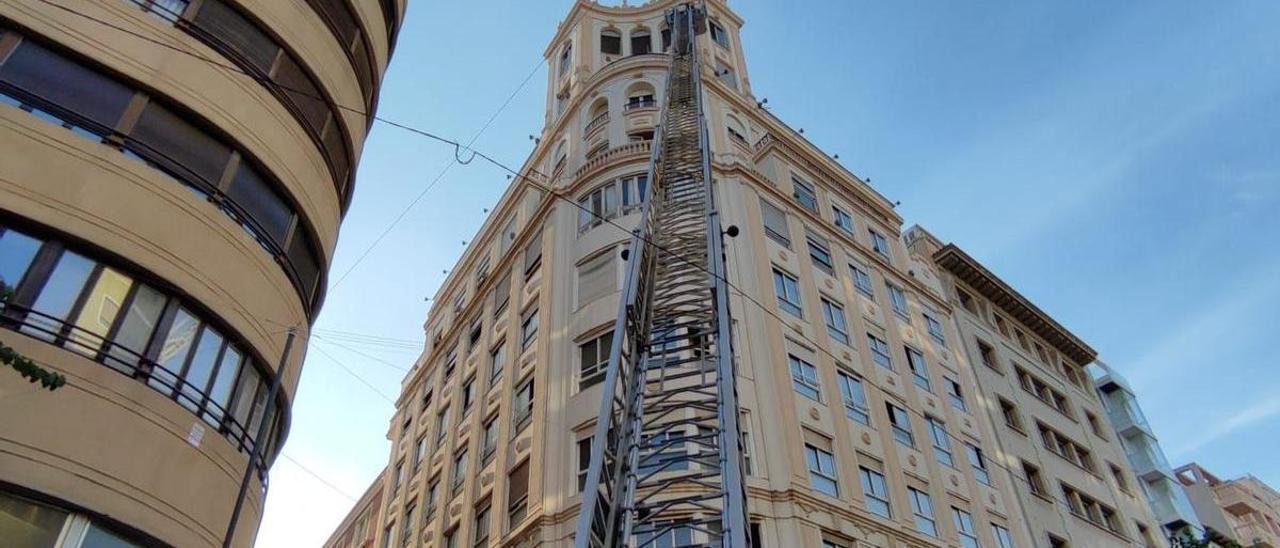 Los Bomberos acceden al ático desde el que caían los cristales con el vehículo escalera.