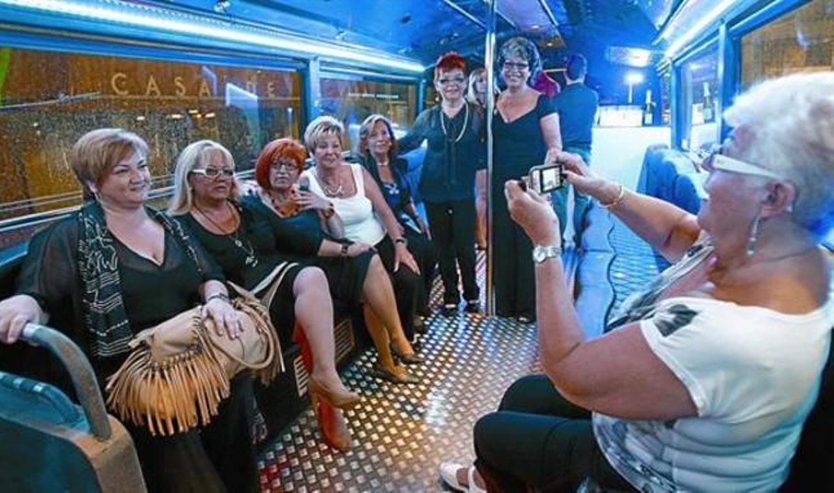Un grup de dones a punt de sortir de celebració, a l’interior del vehicle, la nit de dissabte passat. Un grup de dones a punt de sortir de celebració, a l’interior del vehicle, la nit de dissabte passat.