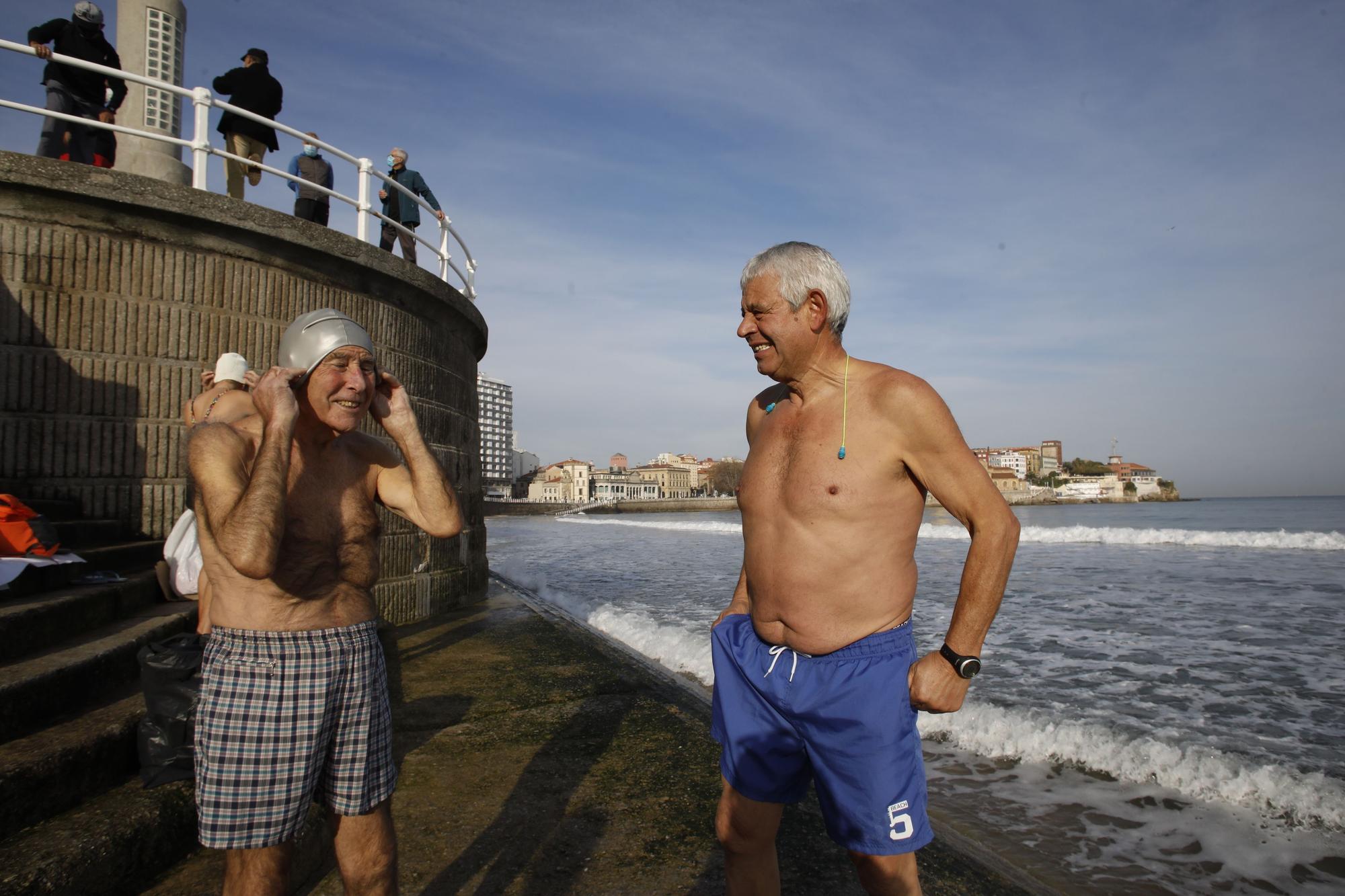 Los ba�istas de la Escalerona, en la playa de San Lorenzo (22).jpg