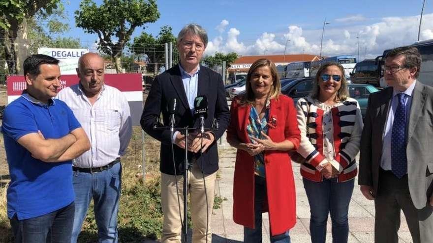 Un momento de la visita de Carmela Silva a O Grove, ayer. // Muñiz