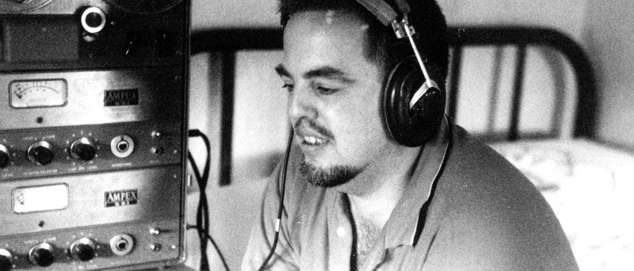 Alan Lomax, escuchando unas grabaciones en los años 50.