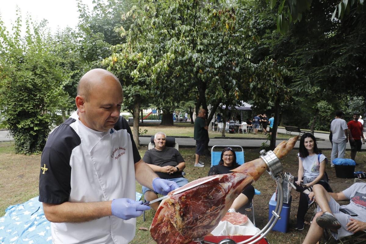 Trubia. El parque de Cataluña. Reportaje en la Jira de las fiestas de la localidad, con los romeros comiendo el bollo