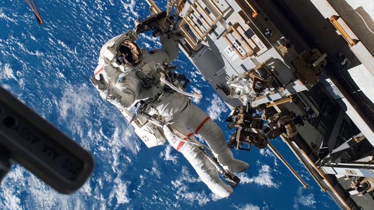 Un astronauta hace labores de mantenimiento en el exterior de la Estación Espacial Internacional.