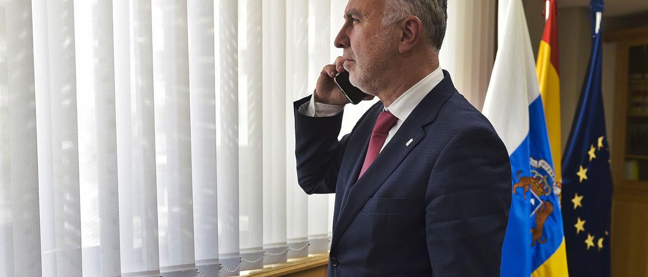 Ángel Víctor Torres, en el despacho de Presidencia hablando por teléfono.