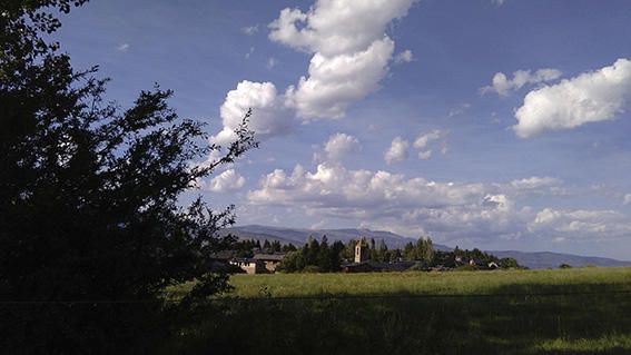 Panoràmica. Imatge del poble d’Urús ple de contrastos, en un dia assolellat i  amb algun núvol que al llarg del dia potser deixarà anar alguna gotellada.