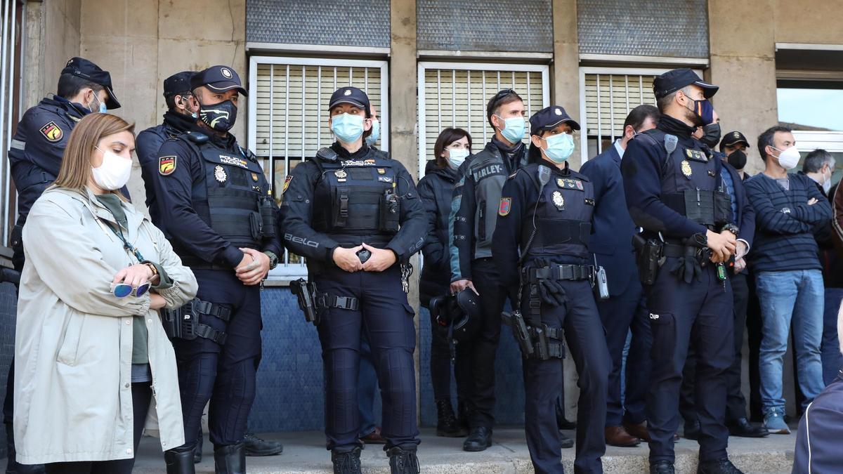 Minuto de silencio a las puertas de la Jefatura Superior de Policía de Aragón por las agresiones a policías durante las Fiestas del Pilar de 2021.