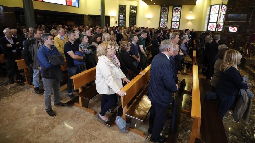 Asistentes al funeral en el tanatorio.