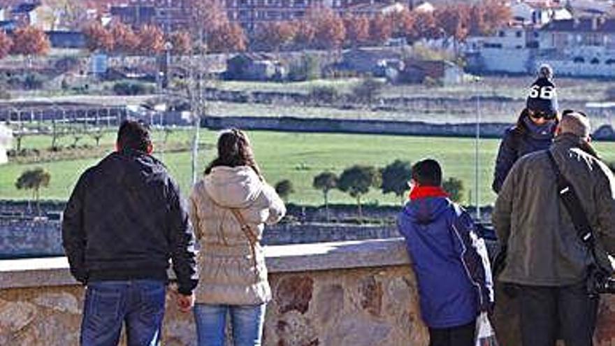 Turistas en el puente de la Constitución, el año pasado.