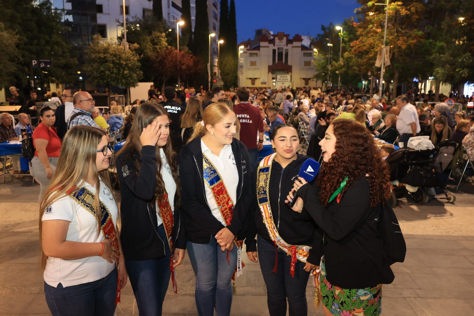 Búscate en la galería de fotos del 'sopar de pa i porta' en las fiestas de Almassora
