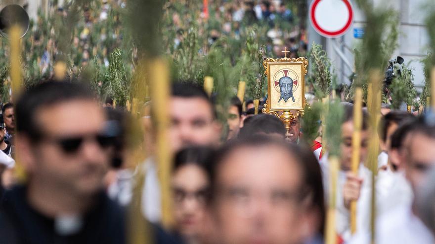 Una Santa Faz multitudinaria vertebra Alicante