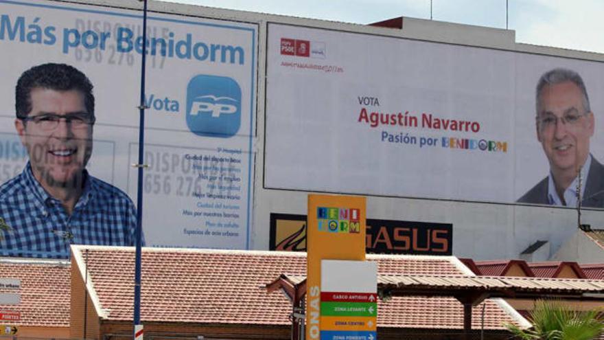 Dos carteles electorales de Manuel Pérez Fenoll (PP) y Agustín Navarro (PSOE).