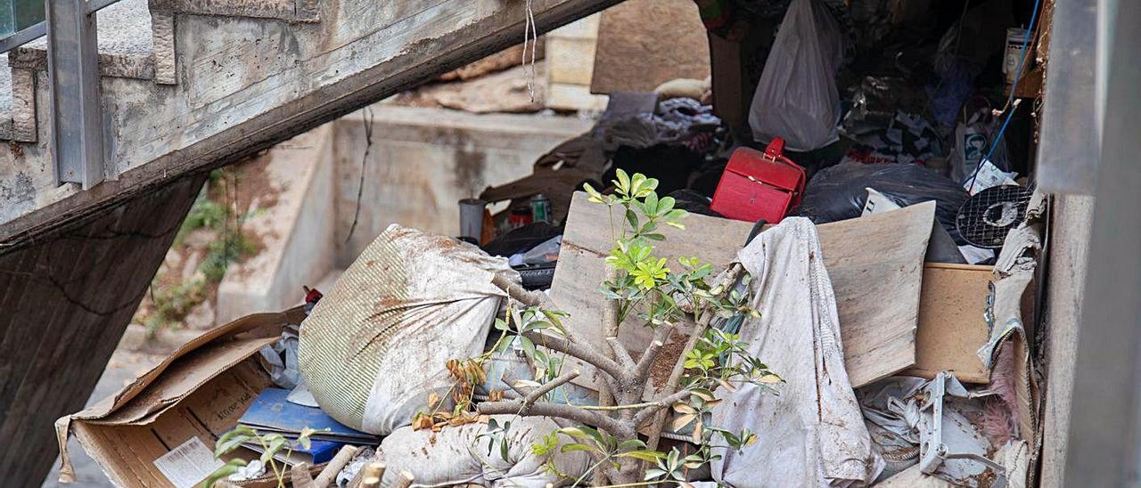 Basura acumulada bajo las escaleras que unen la Rambla con la plaza Major.